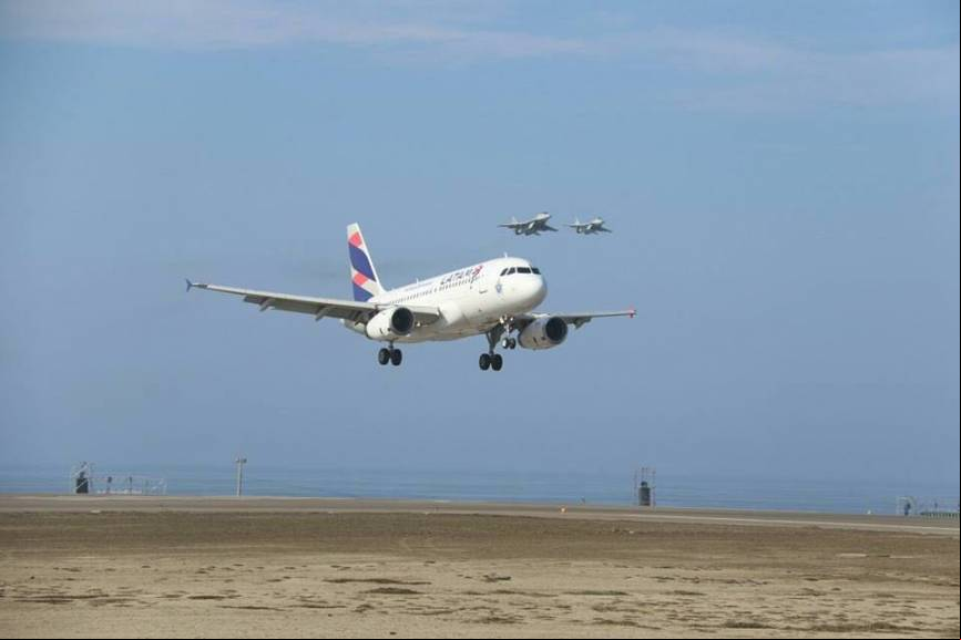 Airbus A321-211 de LATAM aterrizando en el Aeropuerto Internacional