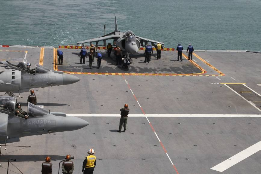 Los AV-8B Plus Harrier II de la Armada se preparan para despegar.(Fotograf