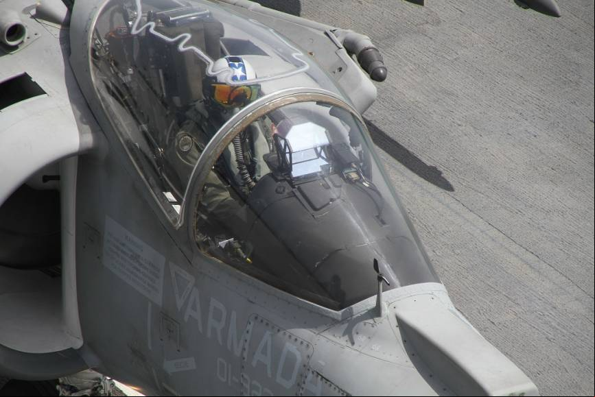 Primer plano de la cabina de un Harrier II, con su piloto listo para despegar.(Fotograf