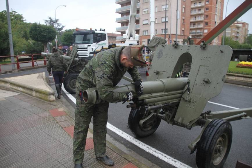 6. Uno de los obuses Oto Melara M-56 de 105/14 mm de la Guardia Real, con los que se dispararon las salvas de ordenanza.