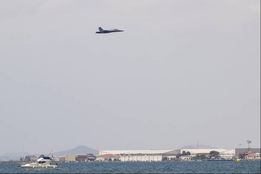 Pasada del EF-18M del Ala 12 sobre el Mar Menor, al fondo las instalaciones de la AGA. Foto: Rub
