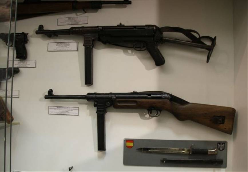 Subfusiles alemanes MP-40 (arriba) y MP-41 que utilizaron los divisionarios perfectamente conservados. Durante la visita se sacan de las vitrinas para empu
