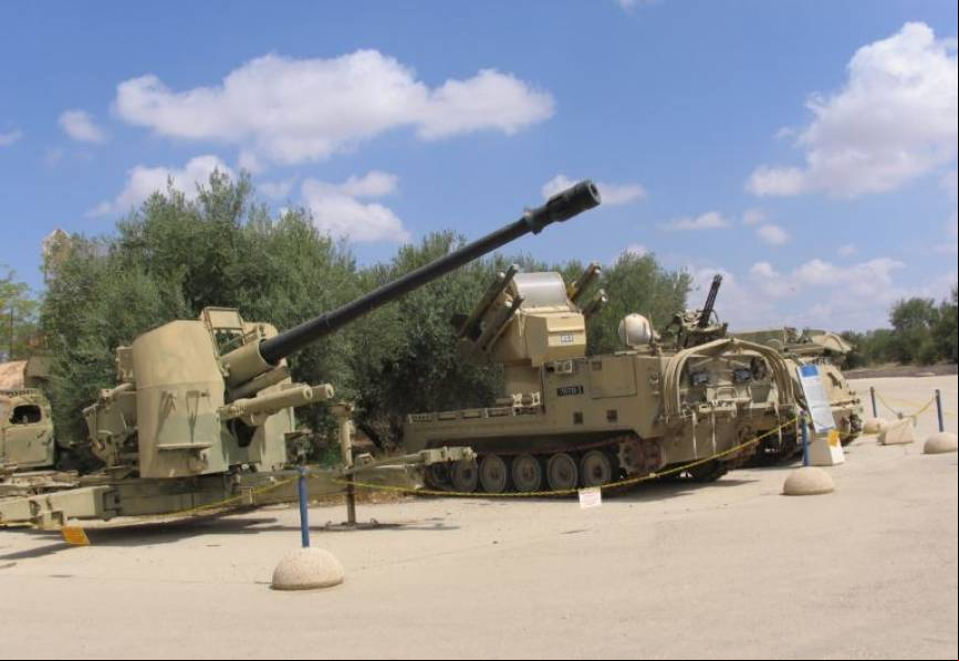 Durante el recorrido por las explanadas nos encontramos con interesantes materiales que sirvieron en las Fuerzas Armadas hebreas.