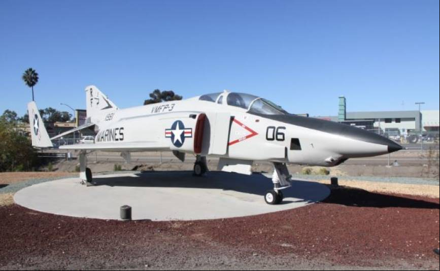 McDonnell Douglas RF-4B Phantom II de reconocimiento, operado por los Marines junto a los F-4S, tambi