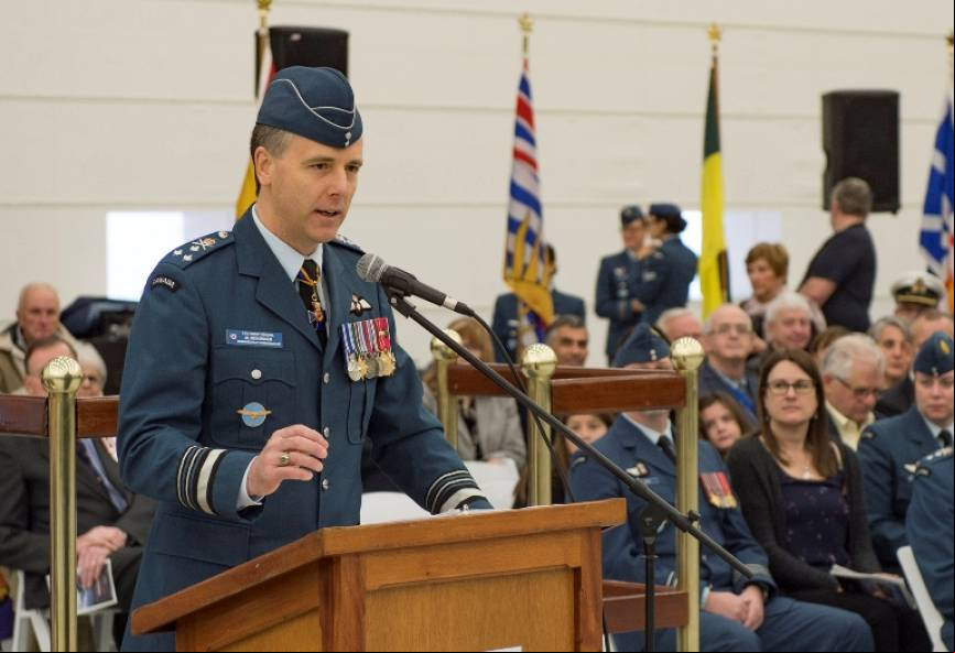 El teniente general al Meinzinger, comandante de la RFAC, se dirige a los aviadores, marineros e invitados en la ceremonia. (foto: Leading Seaman Laurance Clarke)