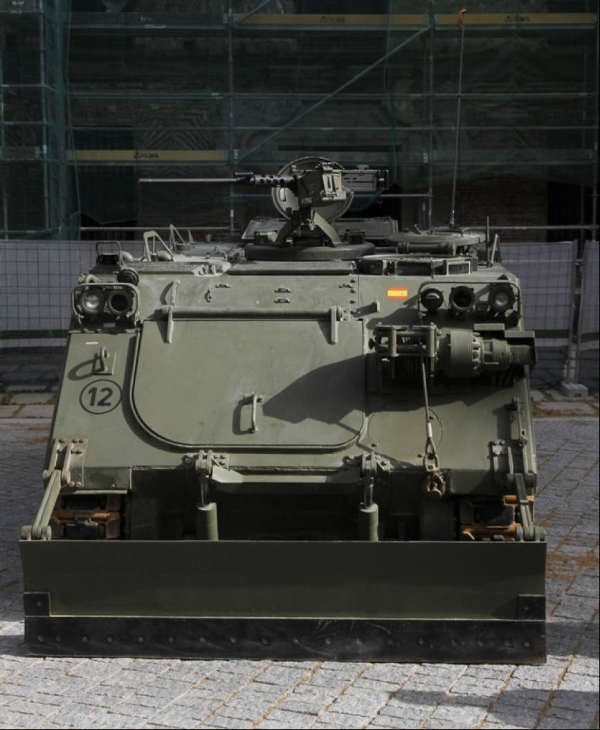 Vista frontal de un M-113VCZ del BZMZ XII. Se aprecia la pala empujadora en la parte frontal del veh