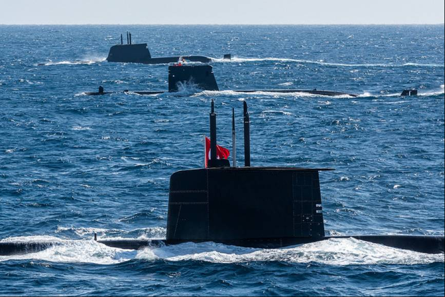 Tres de los submarinos participantes, en primer plano el turco