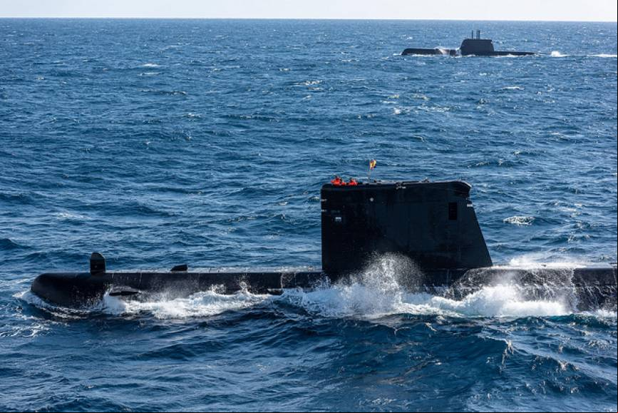 En primer plano vemos al submarino de la Armada espa
