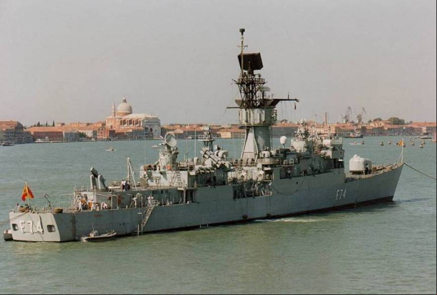 Fragata Asturias saliendo de puerto con remolque dado