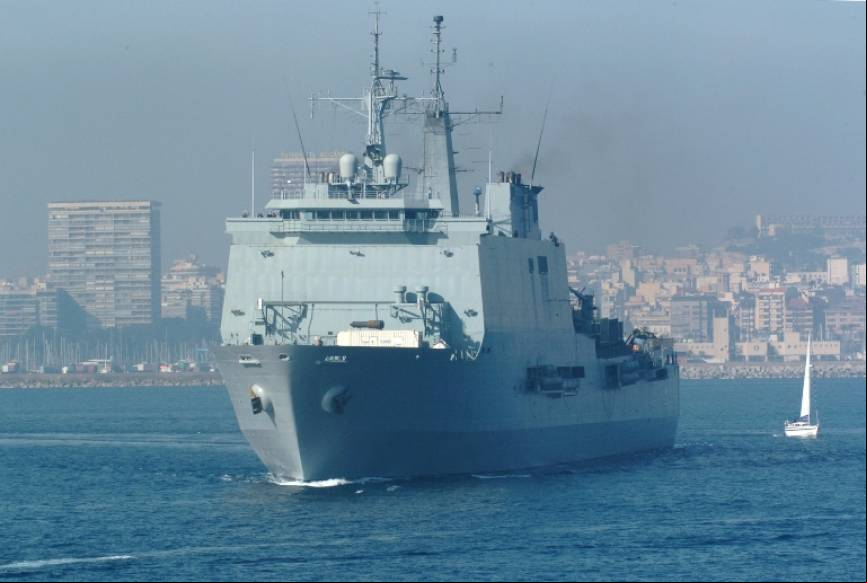 Buque anfibio Galicia saliendo de puerto