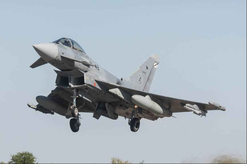 1- Un Eurofighter del Ala 11 despegando desde la Base A