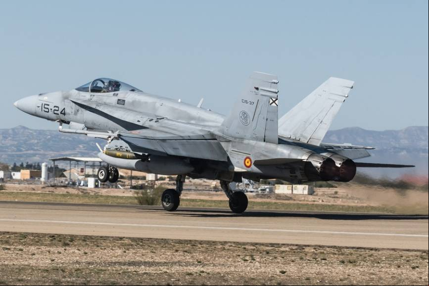 4- Un EF-18M despega portando una bomba convencional, que lanzar