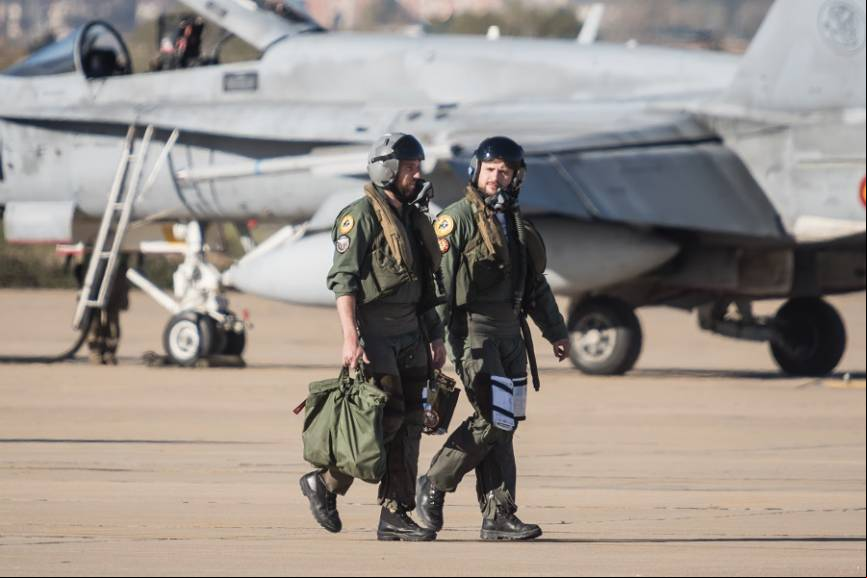 6- Dos pilotos del Ala 15 se dirigen a sus EF-18M, para cumplir una nueva misi