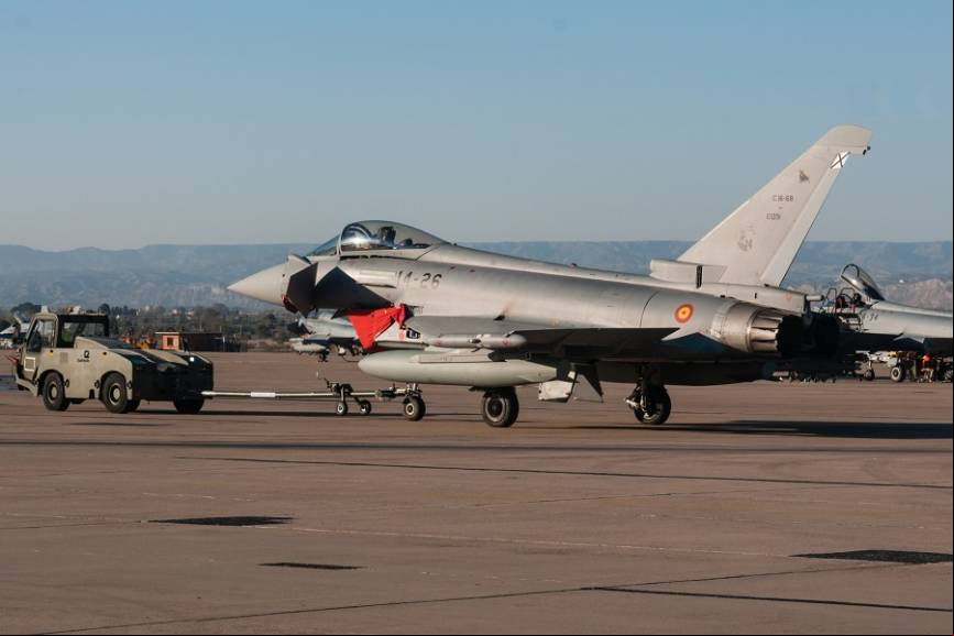 9- Un Eurofighter del Ala 14 es remolcado para su participaci