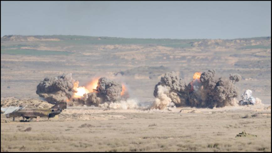 10- Efecto de las bombas lanzadas por los cazabombarderos en las Bardenas Reales, en primer plano se ve uno de los m