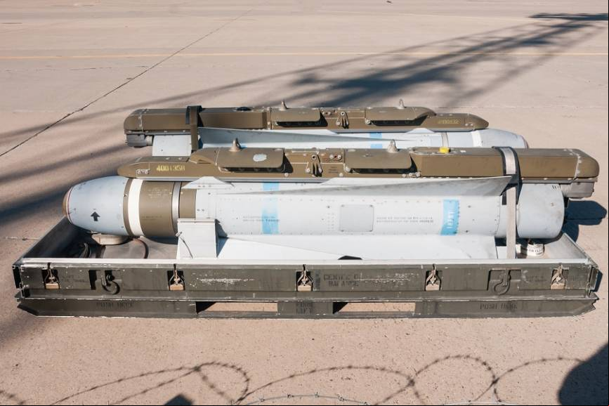 12- Uno de los misiles aire-suelo Raytheon AGM-65G