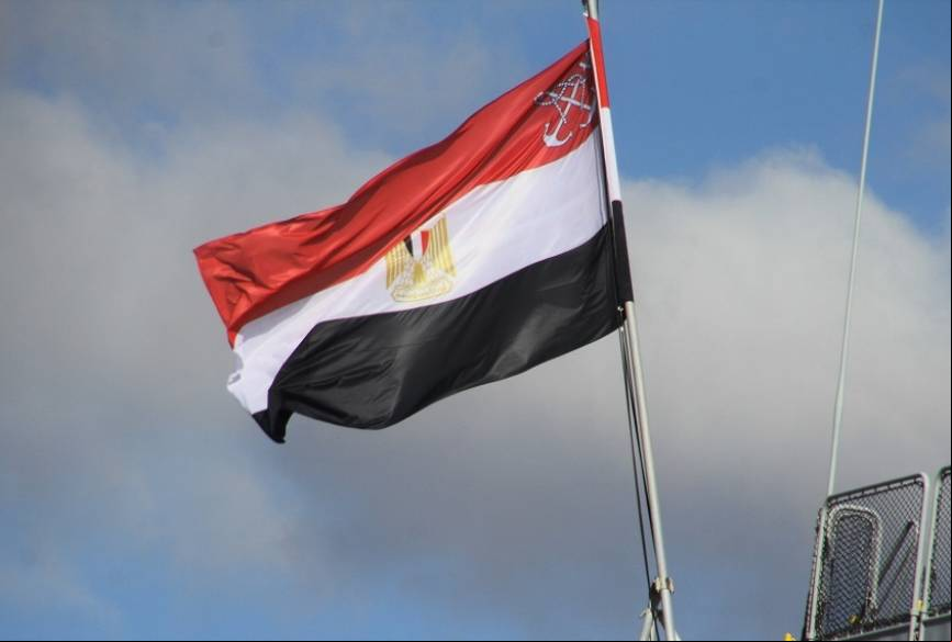 Detalle de la bandera de la Armada de Egipto, que consta de la nacional con su escudo en la parte superior izquierda.