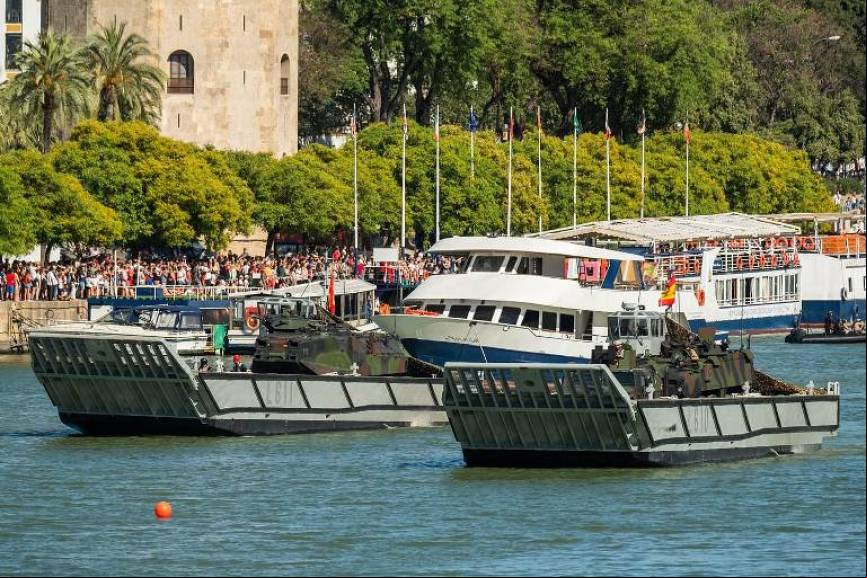 Dos de las lanchas de desembarco LCM-1E de la Armada llegaron a la zona de la exhibici