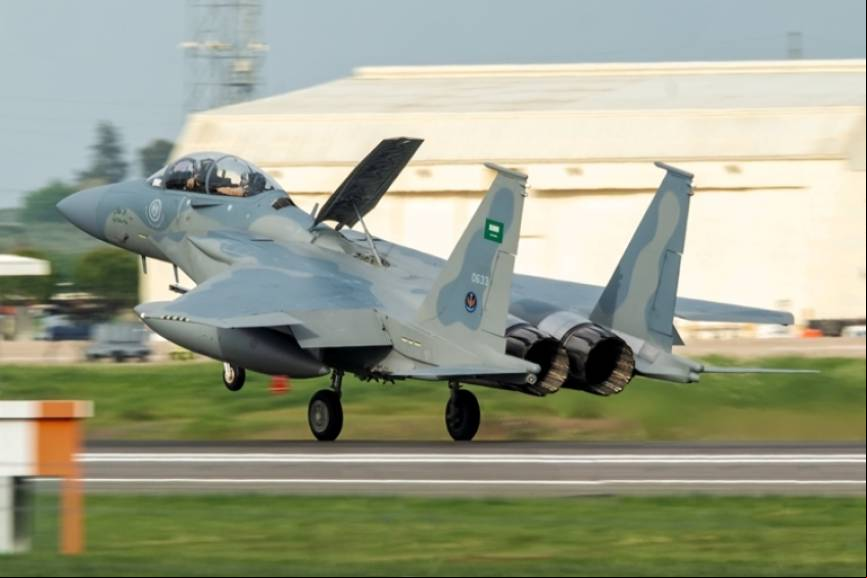 Uno de los F-15SA en el momento de tocar tierra en la Base A