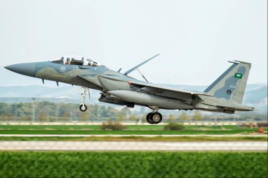 El F-15SA muestra sus elegantes l