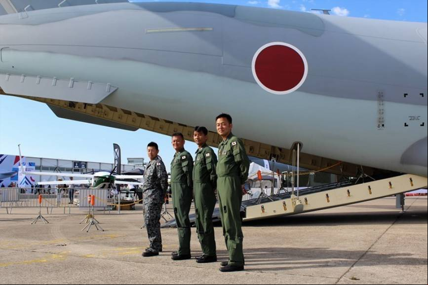 Nuestro agradecimiento al major Shinichiro Wakisaka, primero en la foto, y a sus compa