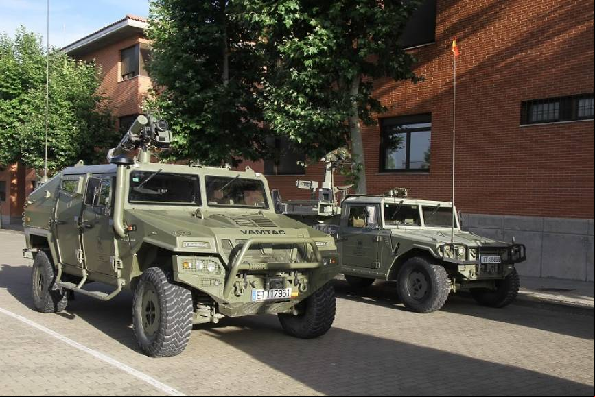 3- Dos de los Uro VAMTAC que desfilaron, en primer plano un ST5 armado con un lanzador de misiles anticarro Rafael