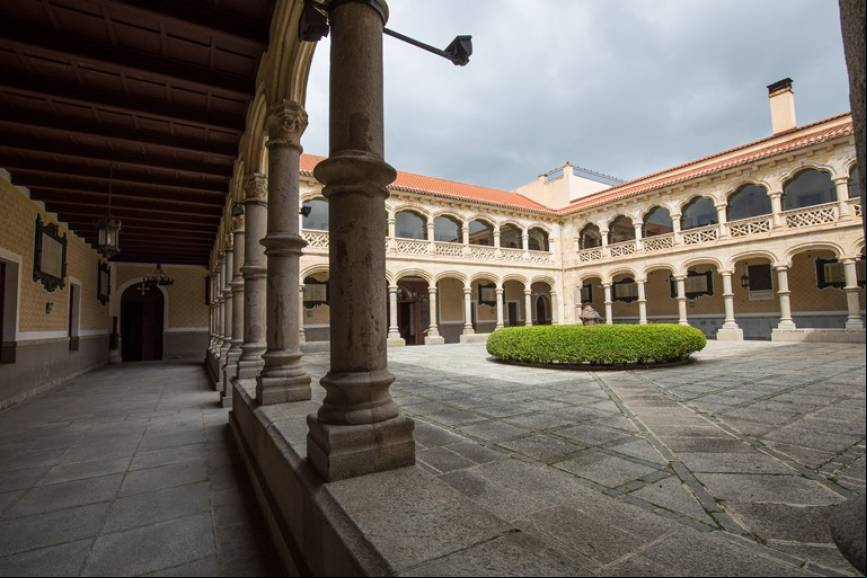 La misma noche del incendio, la academia y parte de sus archivos fueron trasladados a el Convento de San Francisco. Sede de la academia y de sus museos hasta nuestros d