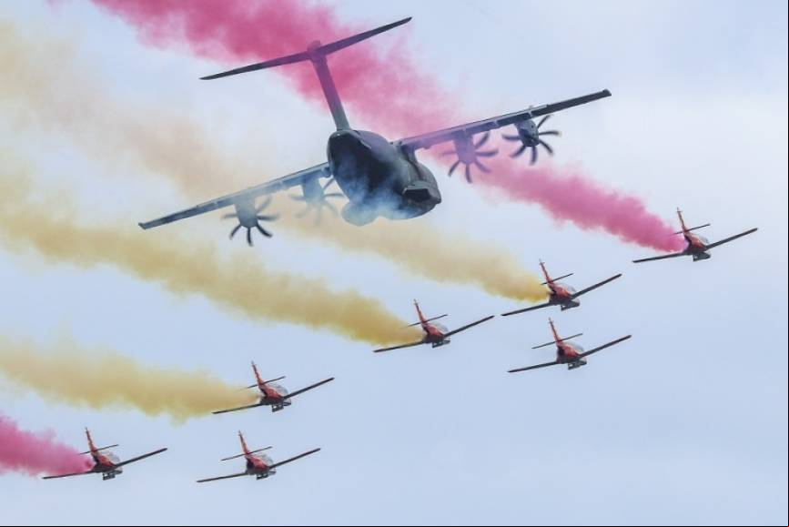 Otra imagen de la pasada del Airbus DS A400M con los C-101 de la patrulla