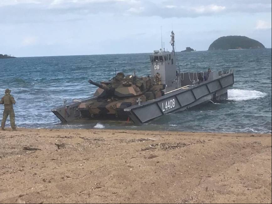 Desembarco de un carro de combate M1A1 Abrams australiano desde una LCM-1E (RAN)