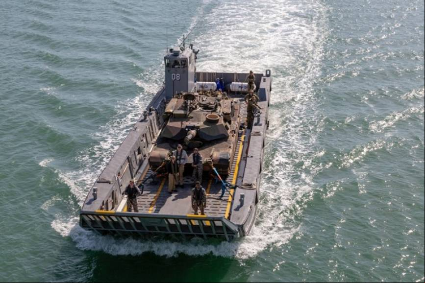 El Abrams, aun en la LCM-1E camino de la playa (RAN)