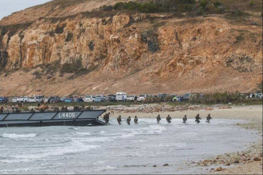 Una LCM-1E desembarcando tropas en la playa (RAN)