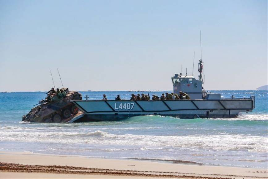 Medios blindados y tropas desembarcando en la playa (RAN)