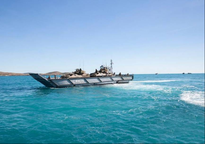 Una LCM-1E con dos LAV 8X8 a bordo (RAN)