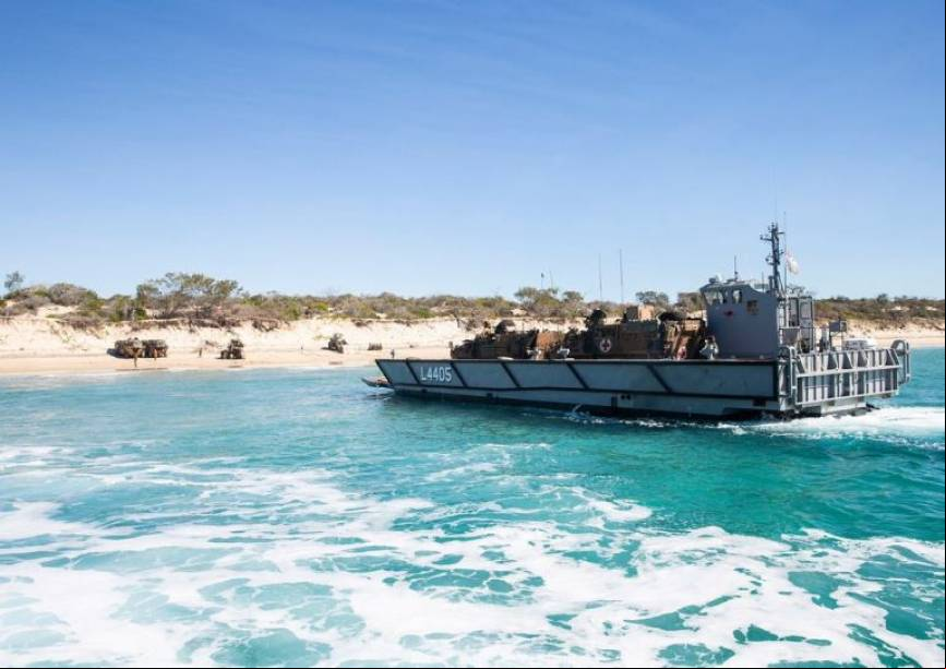 Dos 8x8 a punto de desembarcar desde una LCM-1E (RAN)
