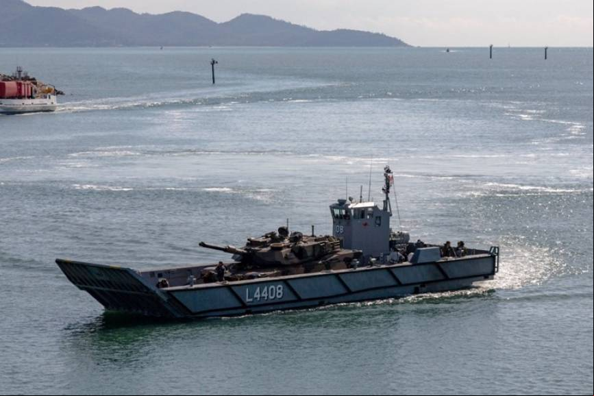La LCM-1E se aproxima a la playa con el carro de combate (RAN)