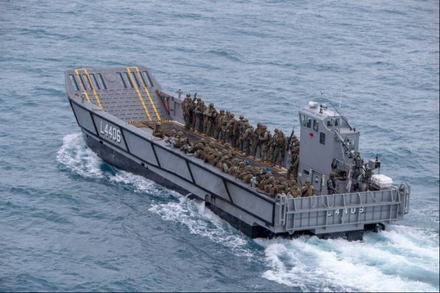 Tropas a pie a bordo de una LCM-1E (RAN)