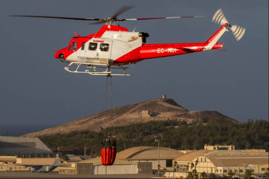 5- Una de las 16 aeronaves participan en la extinci