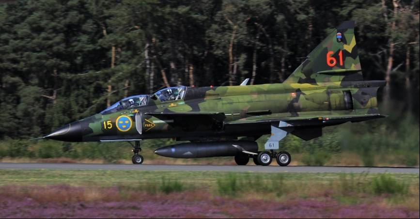 Momento del aterrizaje y frenada mediante de la reversa de este Saab Viggen Sk37 sueco biplaza, ya desmilitarizado.