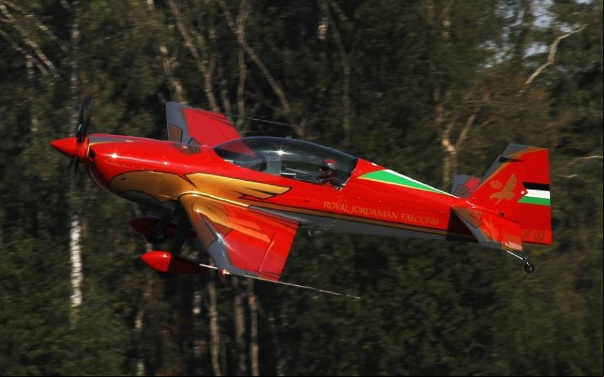 Uno de los aparatos Extra 330LX de la patrulla jordana Royal Jordanian Falcons