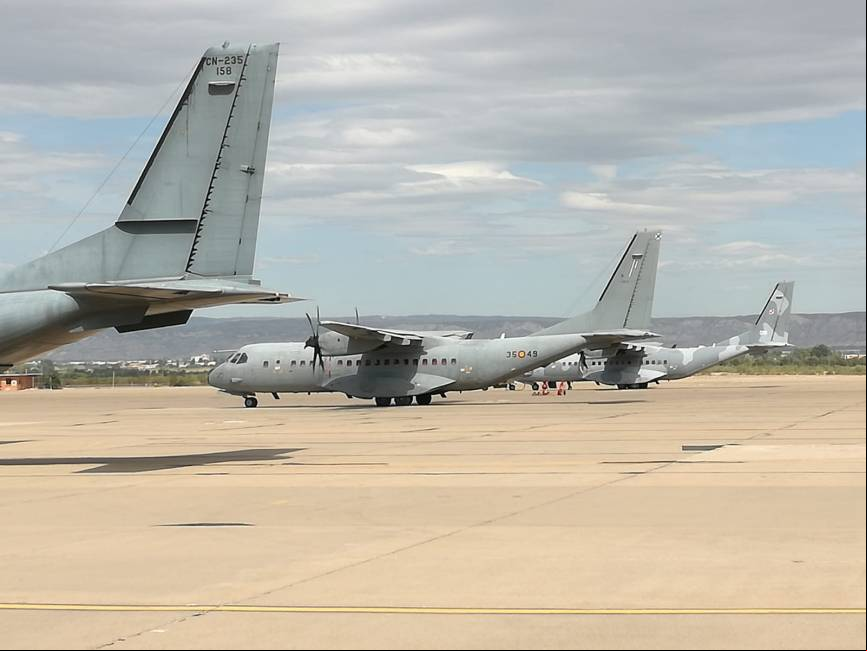 Los dos C295 participantes, en primer plano la cola del CN235 franc