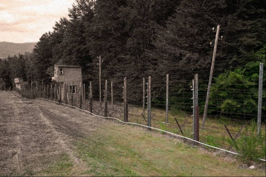 Atravesar la zona de la muerte (donde los guardias disparaban a aquel que osara pisarla) o tirarse a la alambrada electrificada era una forma r