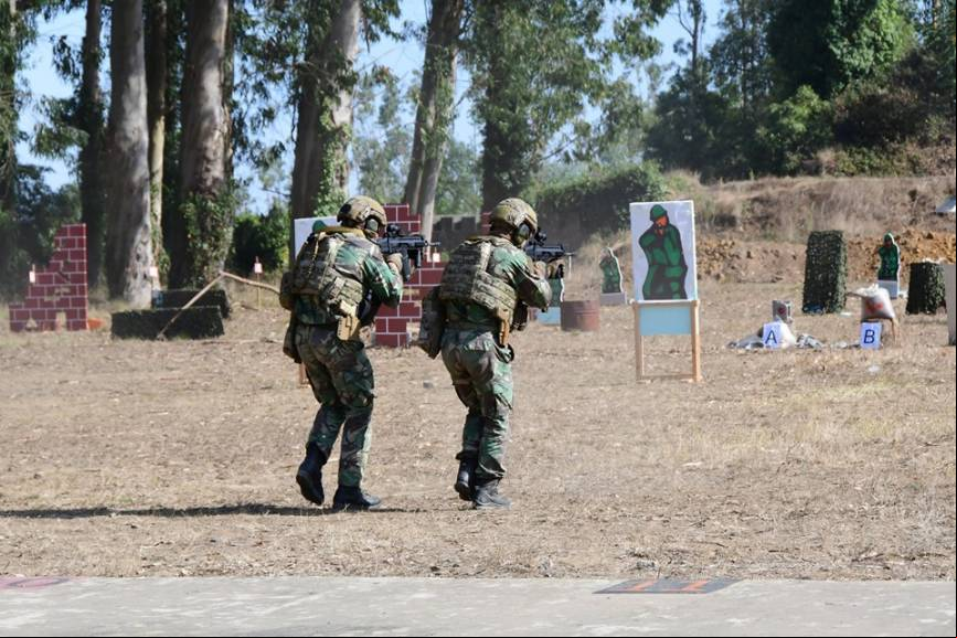 Dos militares portugueses avanzan con sus FN-SCAR-L listos para hacer fuego.