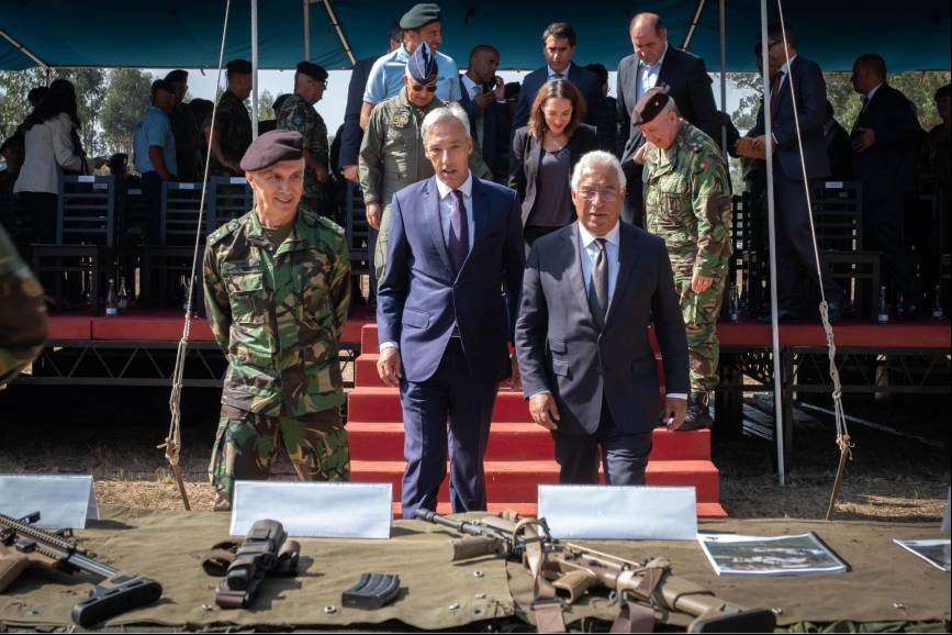 El primer ministro de Portugal, Antonio Costa, el ministro de defensa nacional, Juan Gomes Cravinho y del jefe del Estado Mayor Nunes de Fonseca (de derecha a izquierda) observan el armamento ligero oficialmente presentado en Mafra.
