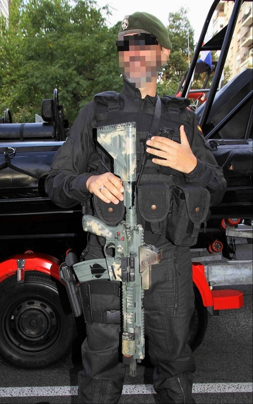 Antes del desfile pudimos ver a este profesional de la FGNE con su HK-416, al que le han aplicado camuflaje y algunos detalles como el as de picas que lleva del cargador. (foto: Julio Ma