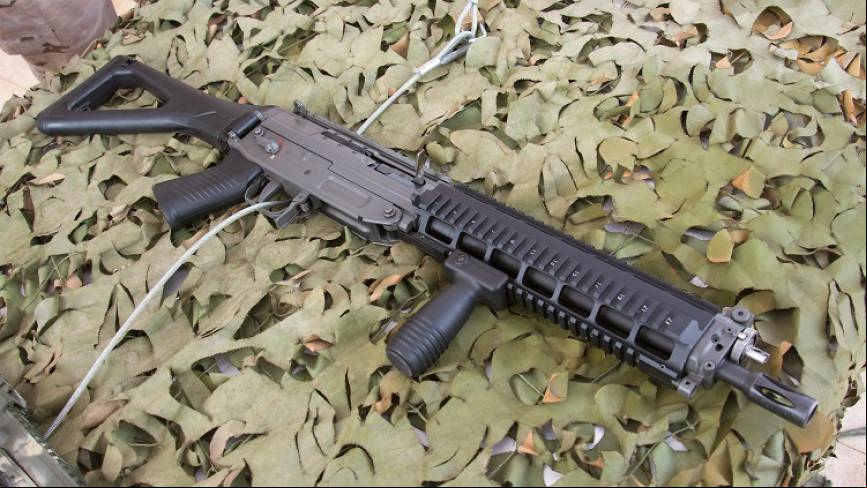 Un curioso fusil de asalto suizo SIG Sauer 553 visto en la exposici