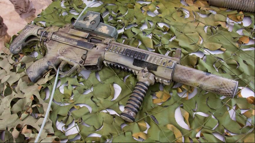 El veterano pero eficaz subfusil HK MP5 dotado de un supresor de sonido y una mira hologr