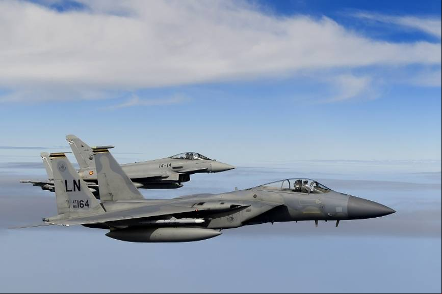 Uno de los F-15C del 493 FS (Fighter Squadron), los denominados "Grim Reapers" (La muerte parca), justo detr
