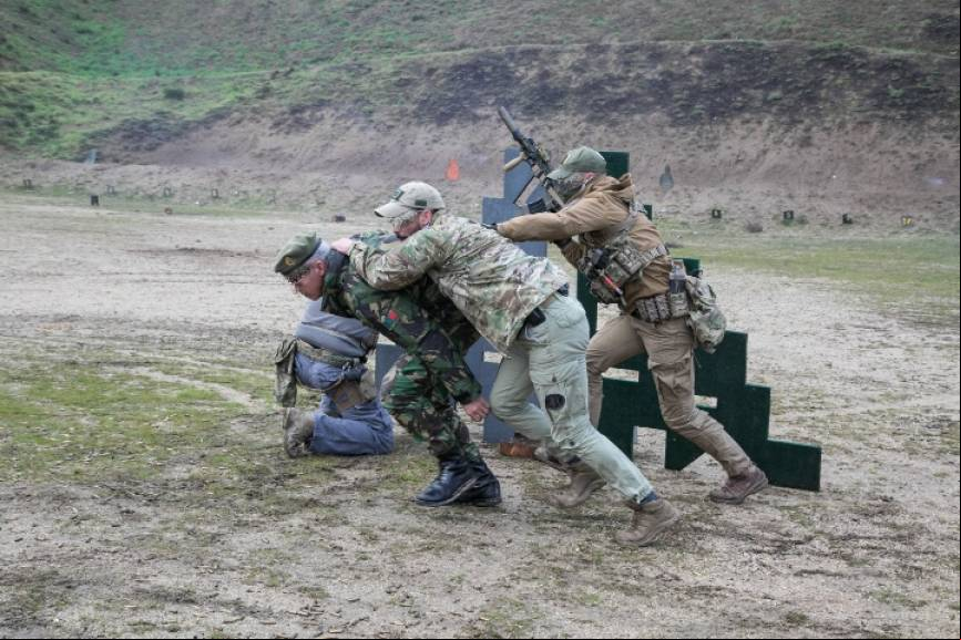 Desde la revista Defensa, defensa.com, y en especial de quien escribe estas palabras, agradecer sinceramente la excelente acogida que hemos tenido durante nuestra visita al Centro. (Fotograf