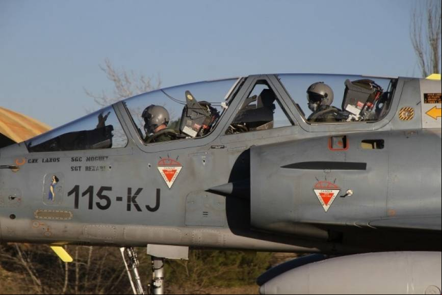 Uno de los dos veteranos biplazas Mirage 2000B ses presentes en el TLP, en la parte delantera del fuselaje, junto al numeral, lleva pintada una Pin-up.