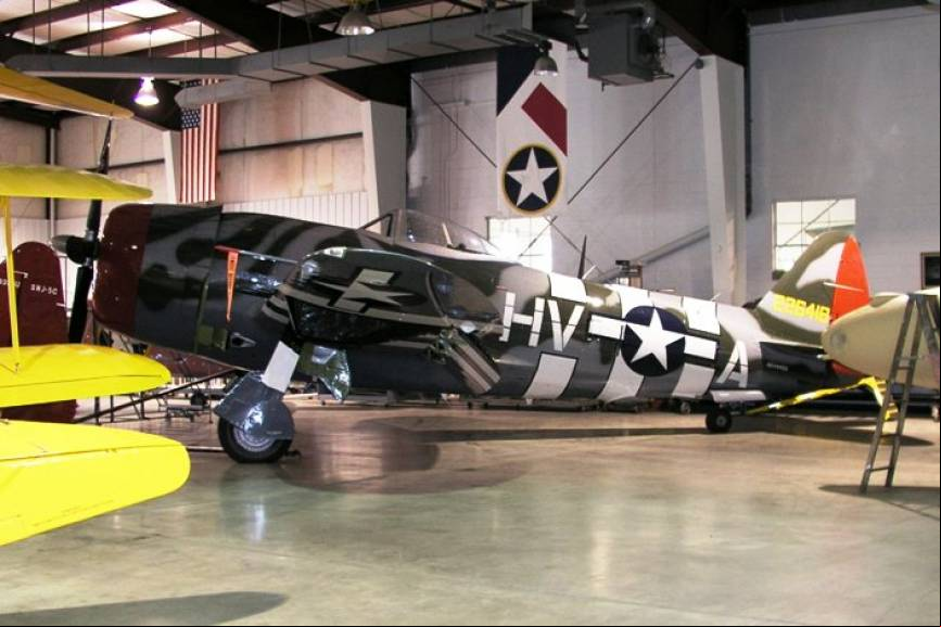 FAP 115. Se exhibe en el Air Zoo Aerospace & Science Museum (Michigan) representando al P-47D del Coronel Francis S.